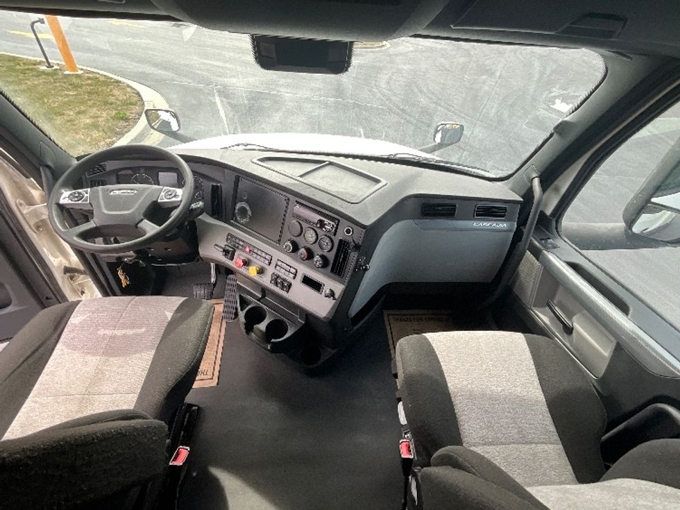 2021 Freightliner Cascadia 126" Sleeper Cab photo 11