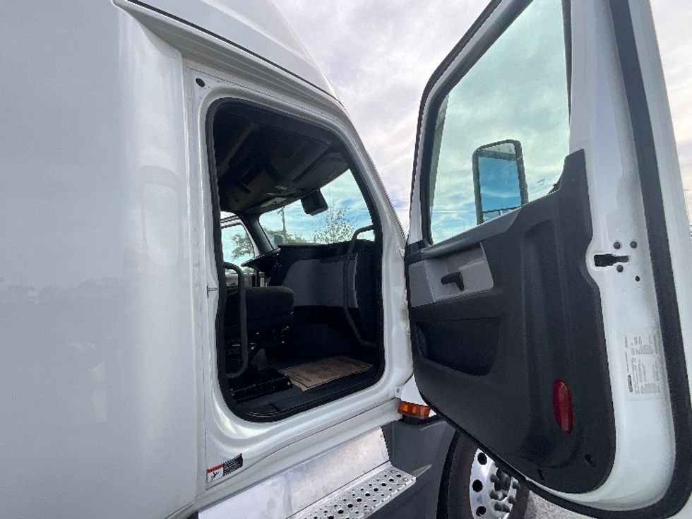 Sleeper Tractor-Heavy Duty Tractors-Freightliner-2021-T12664ST-East Chicago-IN-744,308\n\t\tmiles-$ 43,500 - Image 13