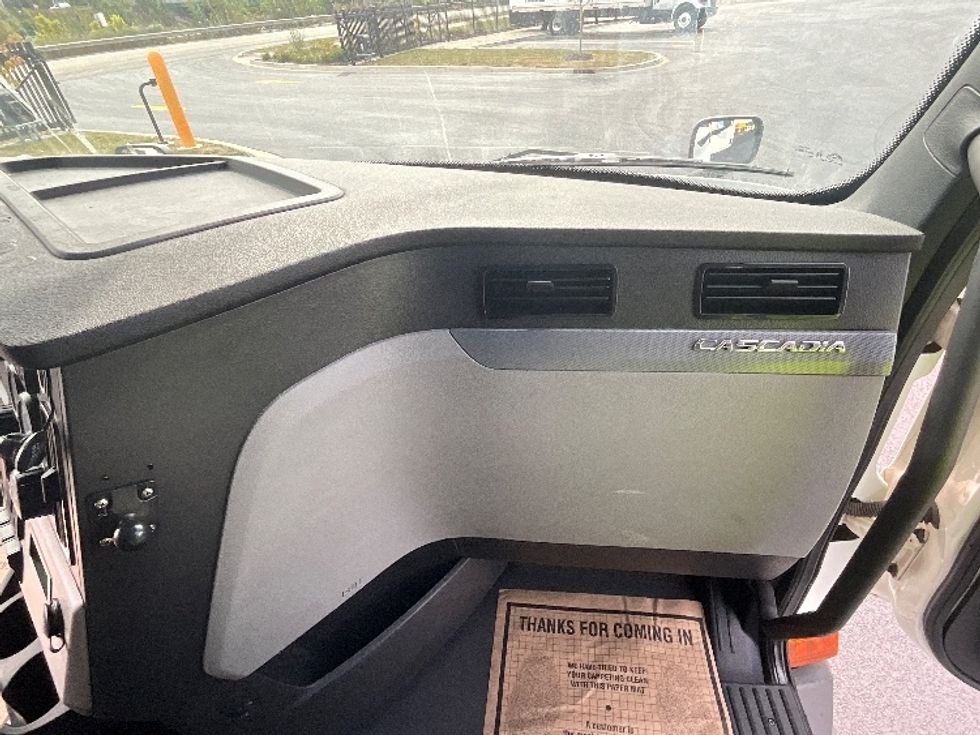 2021 Freightliner Cascadia 126" Sleeper Cab photo 12