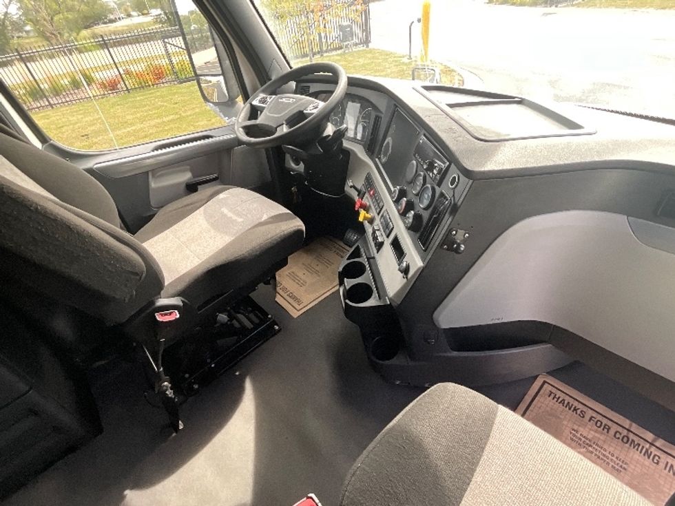 2021 Freightliner Cascadia 126" Sleeper Cab photo 13