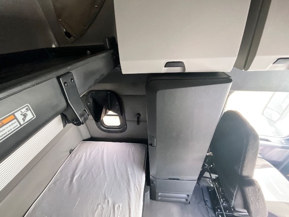 Sleeper Tractor-Heavy Duty Tractors-Freightliner-2021-T12664ST-East Chicago-IN-744,308\n\t\tmiles-$ 43,500 - Image 18