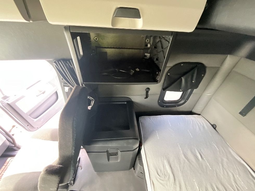 2021 Freightliner Cascadia 126" Sleeper Cab photo 14