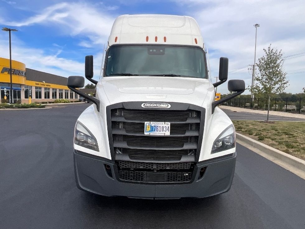 2021 Freightliner Cascadia 126" Sleeper Cab photo 2