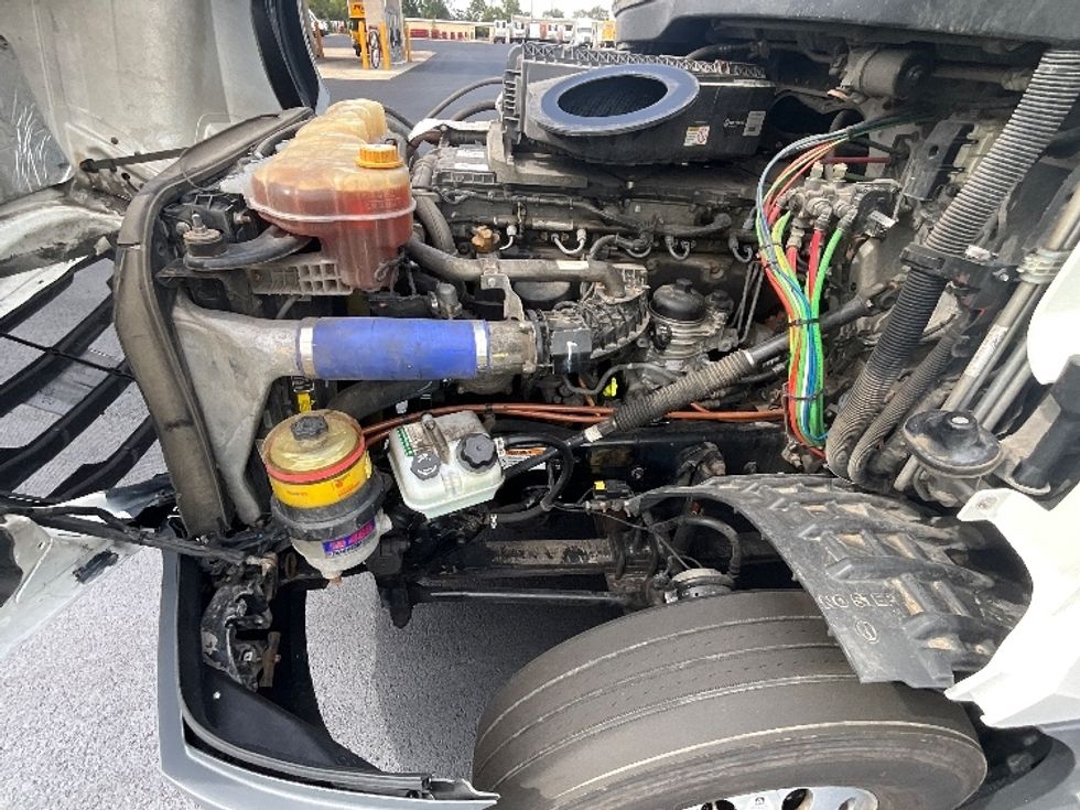 2021 Freightliner Cascadia 126" Sleeper Cab photo 16