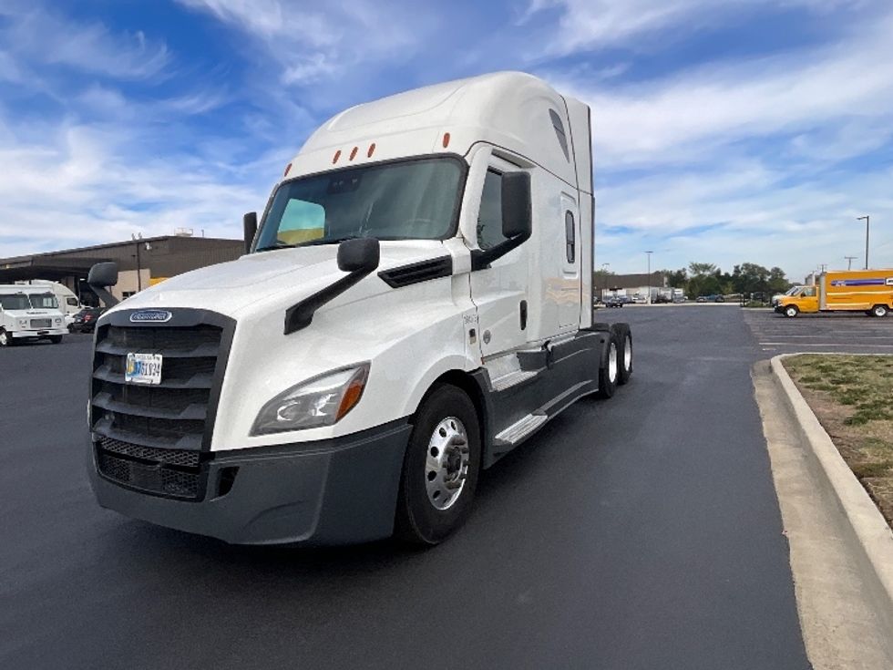 2021 Freightliner Cascadia 126" Sleeper Cab photo 3