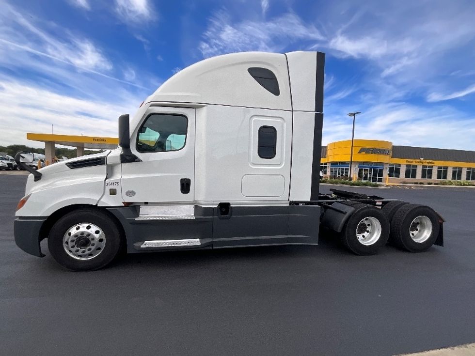 2021 Freightliner Cascadia 126" Sleeper Cab photo 4