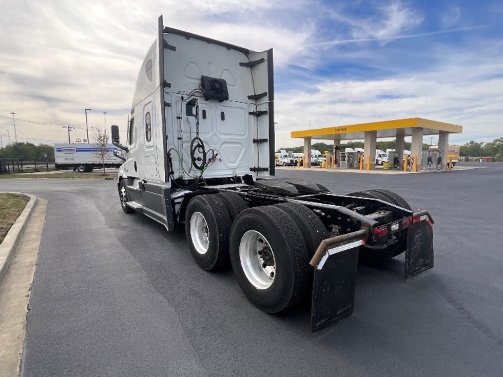 2021 Freightliner Cascadia 126" Sleeper Cab photo 5