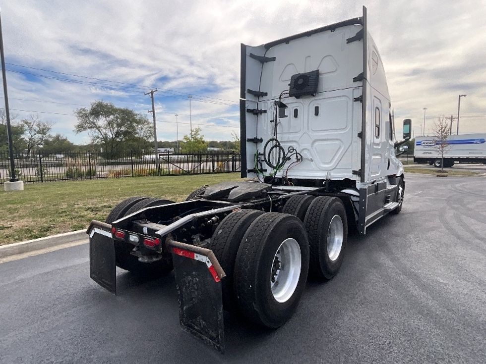 2021 Freightliner Cascadia 126" Sleeper Cab photo 6