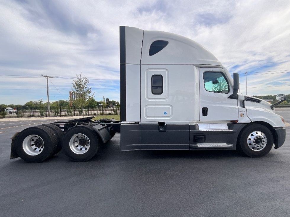 2021 Freightliner Cascadia 126" Sleeper Cab photo 7