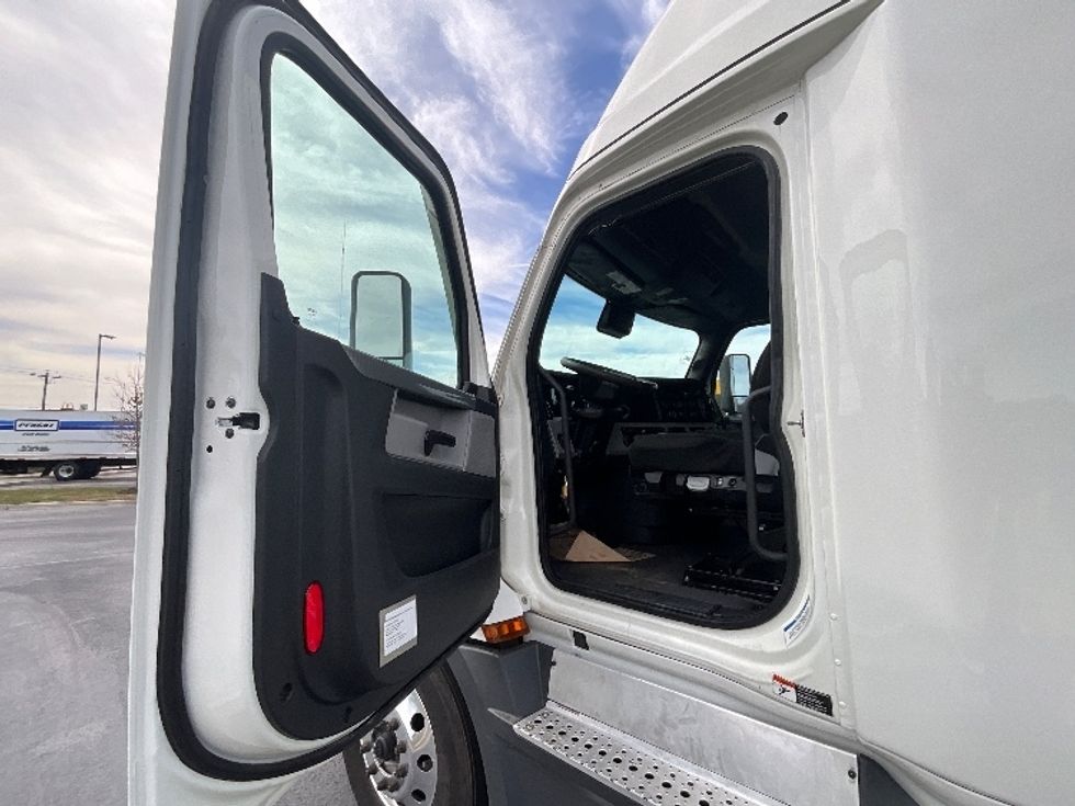 2021 Freightliner Cascadia 126" Sleeper Cab photo 8