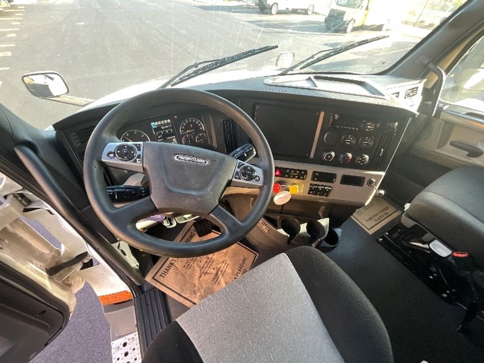 Sleeper Tractor-Heavy Duty Tractors-Freightliner-2021-T12664ST-East Chicago-IN-765,209\n\t\tmiles-$ 43,500 - Image 11
