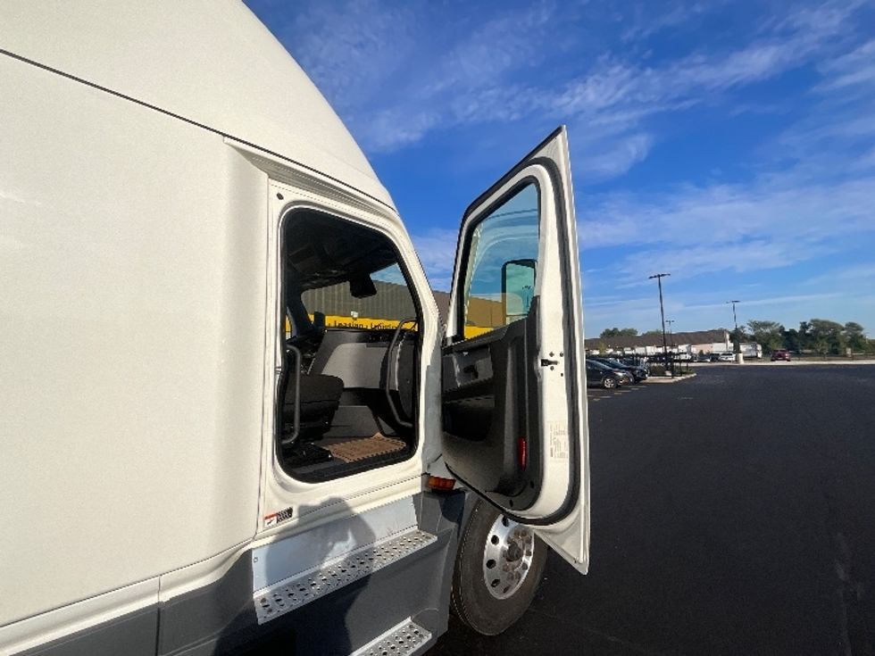 Sleeper Tractor-Heavy Duty Tractors-Freightliner-2021-T12664ST-East Chicago-IN-765,209\n\t\tmiles-$ 43,500 - Image 13
