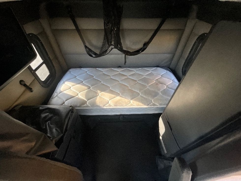 Sleeper Tractor-Heavy Duty Tractors-Freightliner-2021-T12664ST-East Chicago-IN-765,209\n\t\tmiles-$ 43,500 - Image 16