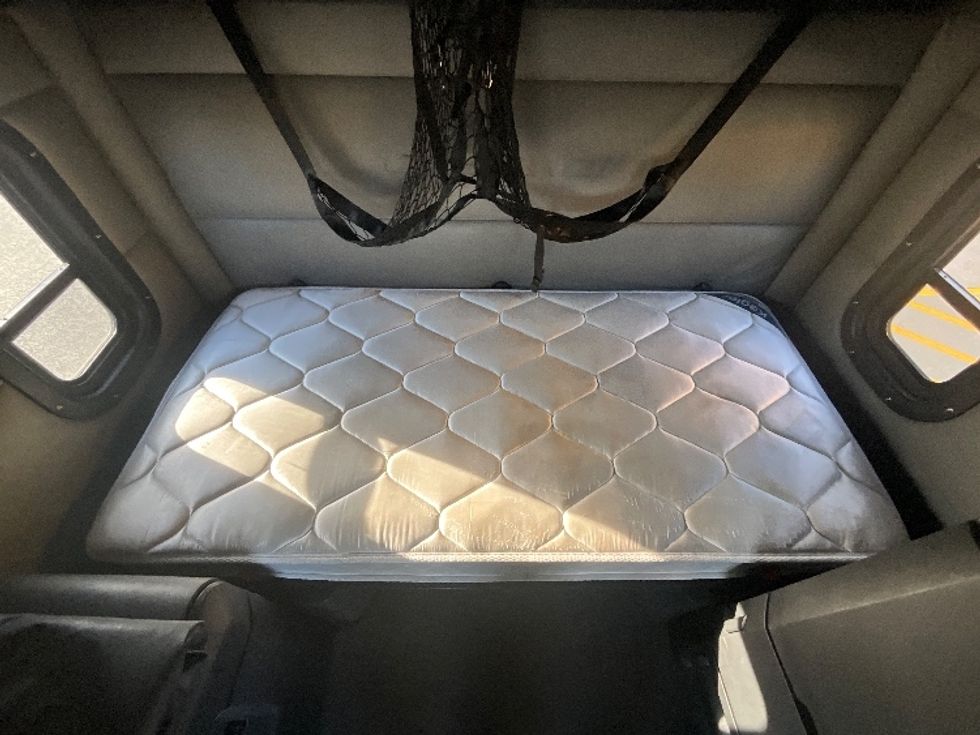 Sleeper Tractor-Heavy Duty Tractors-Freightliner-2021-T12664ST-East Chicago-IN-765,209\n\t\tmiles-$ 43,500 - Image 17