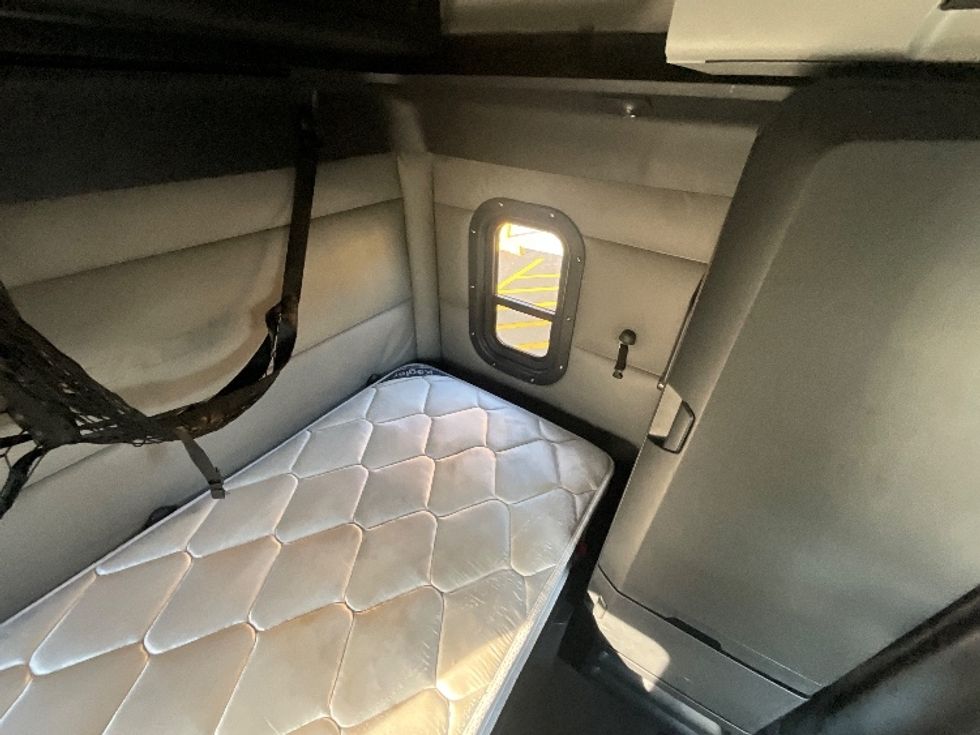 Sleeper Tractor-Heavy Duty Tractors-Freightliner-2021-T12664ST-East Chicago-IN-765,209\n\t\tmiles-$ 43,500 - Image 18