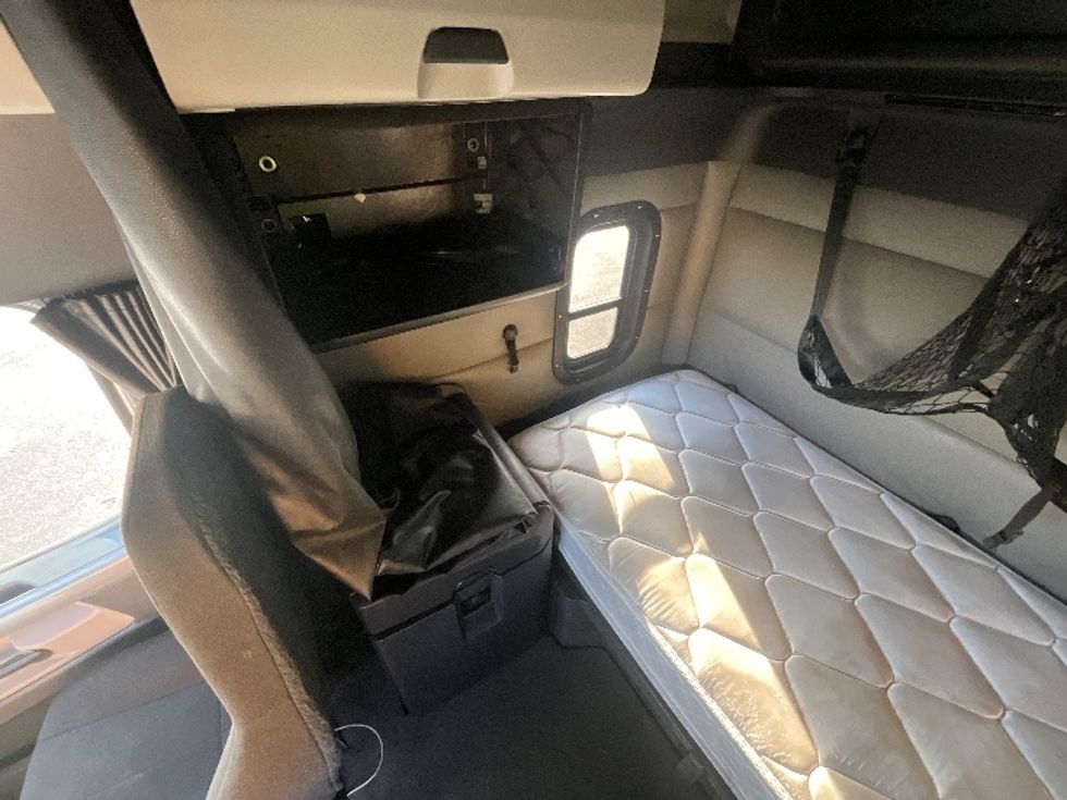 Sleeper Tractor-Heavy Duty Tractors-Freightliner-2021-T12664ST-East Chicago-IN-765,209\n\t\tmiles-$ 43,500 - Image 19