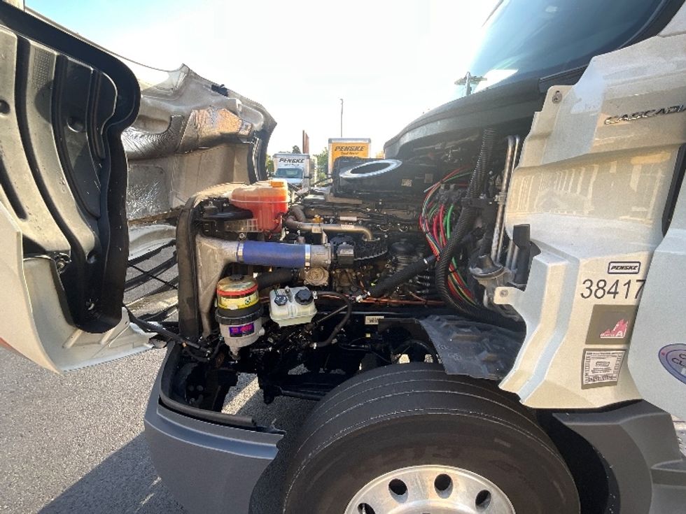 Sleeper Tractor-Heavy Duty Tractors-Freightliner-2021-T12664ST-East Chicago-IN-765,209\n\t\tmiles-$ 43,500 - Image 21