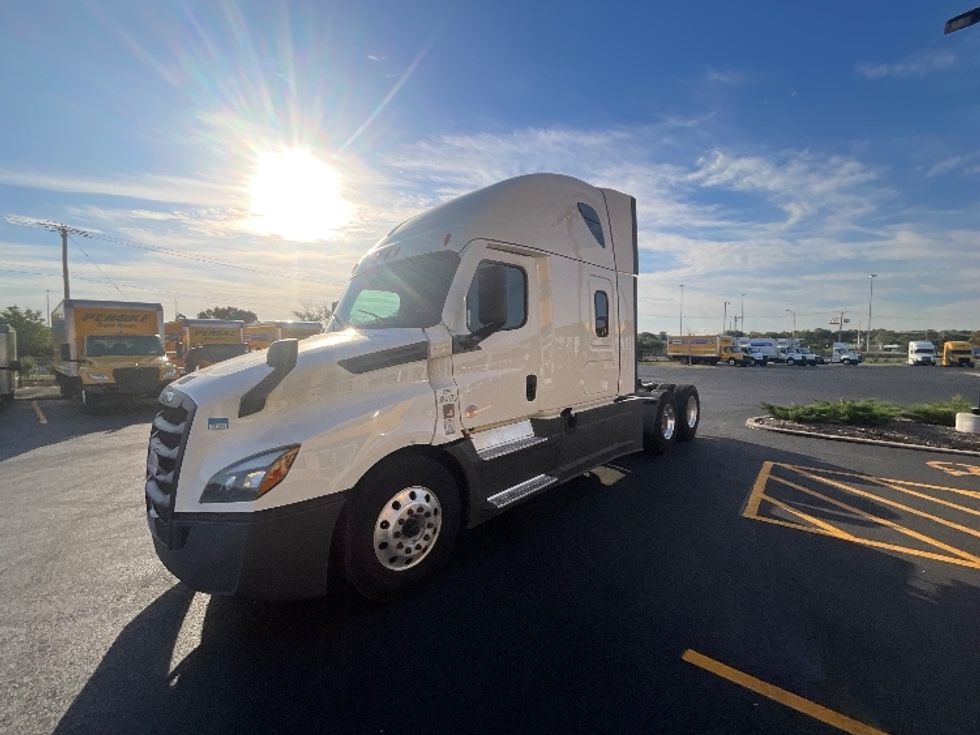 Sleeper Tractor-Heavy Duty Tractors-Freightliner-2021-T12664ST-East Chicago-IN-765,209\n\t\tmiles-$ 43,500 - Image 3