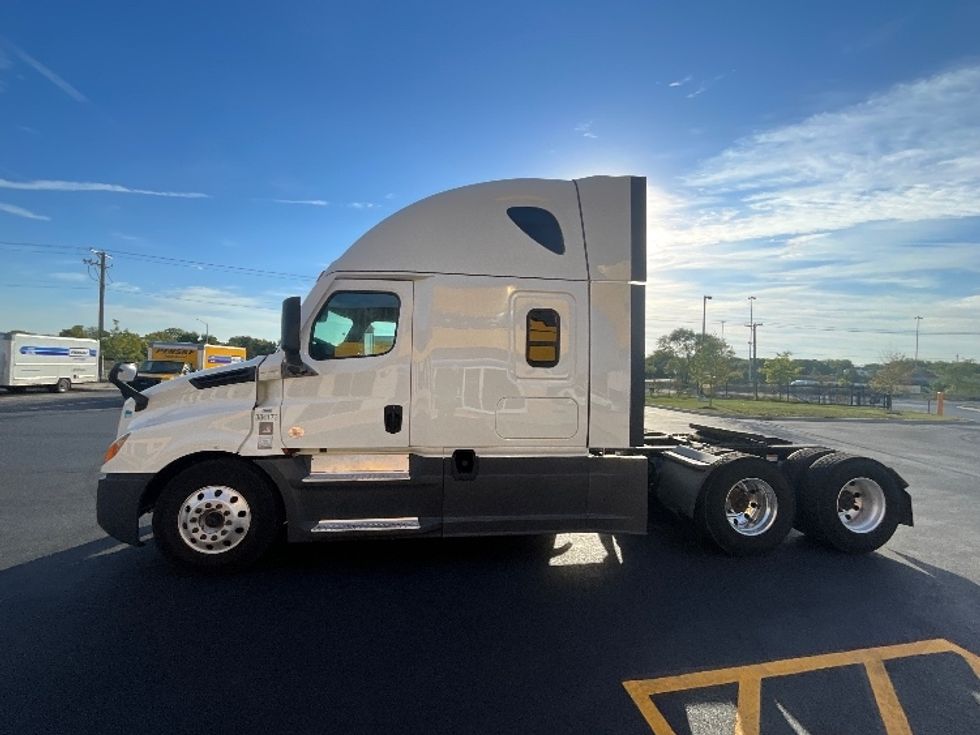 Sleeper Tractor-Heavy Duty Tractors-Freightliner-2021-T12664ST-East Chicago-IN-765,209\n\t\tmiles-$ 43,500 - Image 4