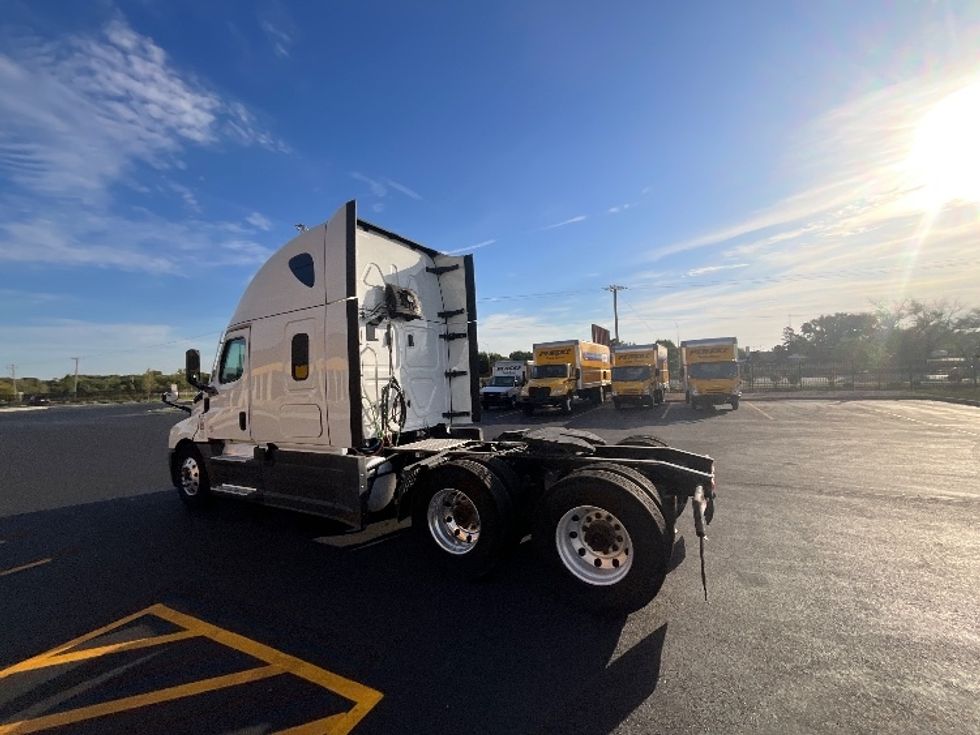Sleeper Tractor-Heavy Duty Tractors-Freightliner-2021-T12664ST-East Chicago-IN-765,209\n\t\tmiles-$ 43,500 - Image 5