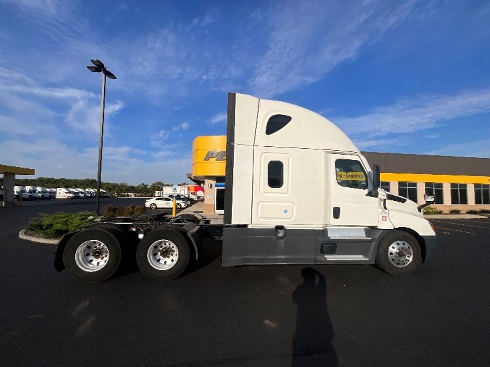 Sleeper Tractor-Heavy Duty Tractors-Freightliner-2021-T12664ST-East Chicago-IN-765,209\n\t\tmiles-$ 43,500 - Image 8