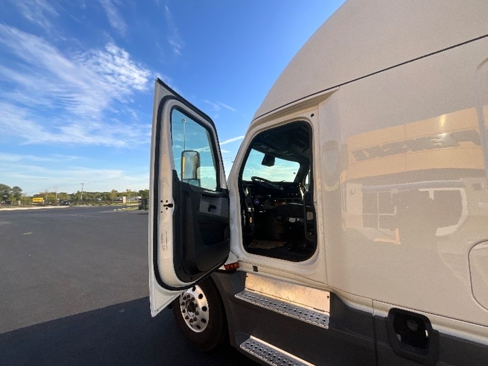 Sleeper Tractor-Heavy Duty Tractors-Freightliner-2021-T12664ST-East Chicago-IN-765,209\n\t\tmiles-$ 43,500 - Image 9