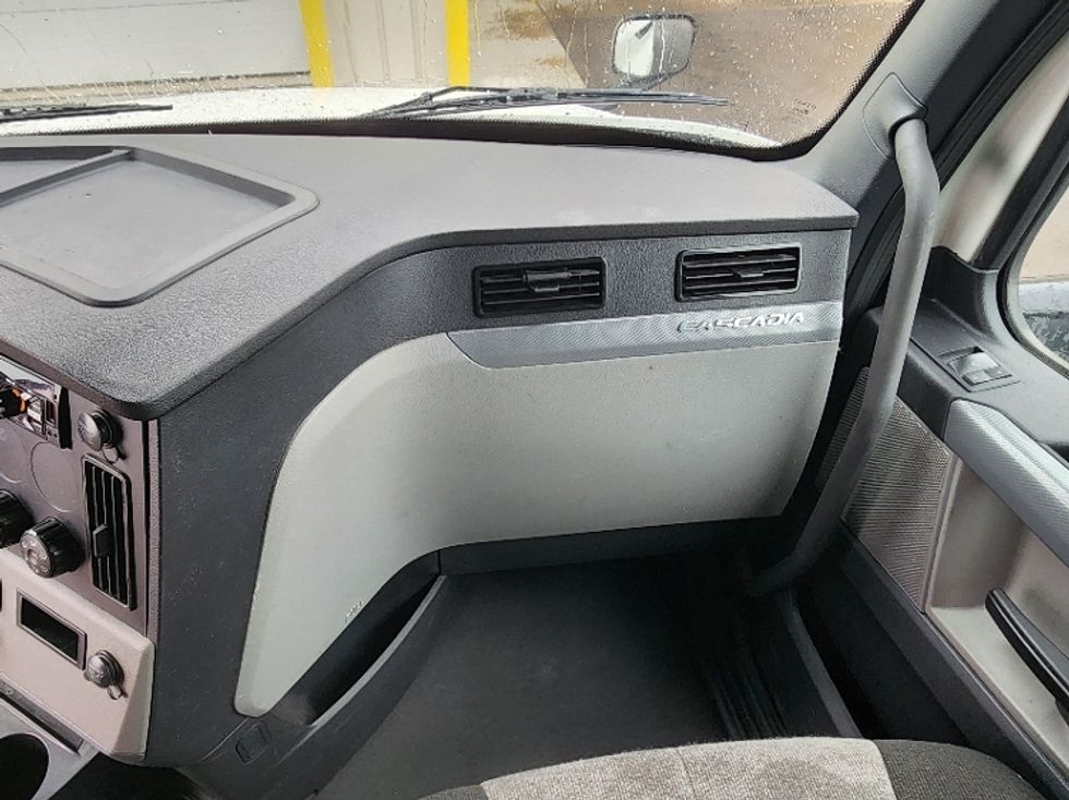 Sleeper Tractor-Heavy Duty Tractors-Freightliner-2021-T12664ST-Eau Claire-WI-554,934\n\t\tmiles-$ 57,500 - Image 14