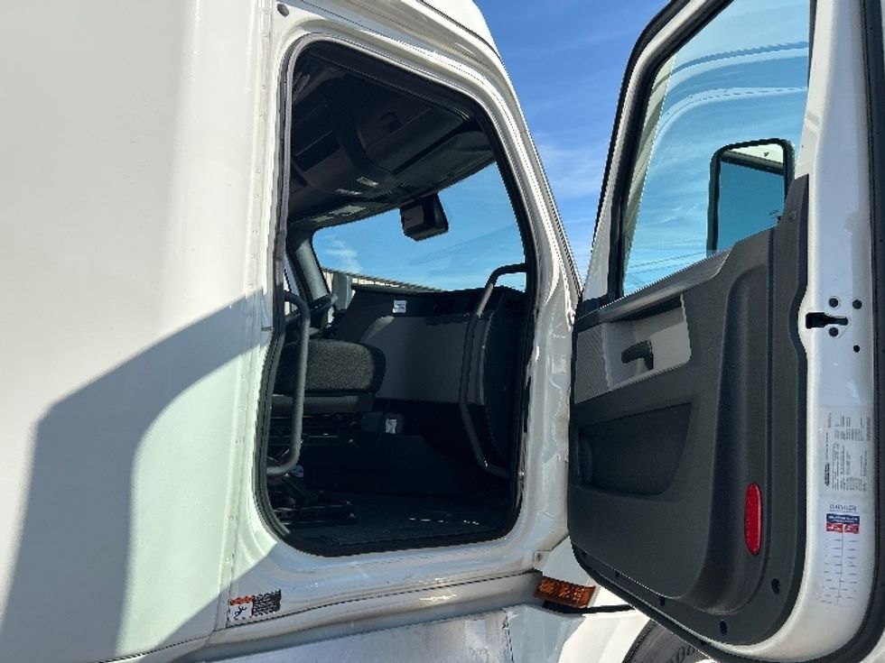 Sleeper Tractor-Heavy Duty Tractors-Freightliner-2021-T12664ST-Eau Claire-WI-566,485\n\t\tmiles-$ 57,250 - Image 13