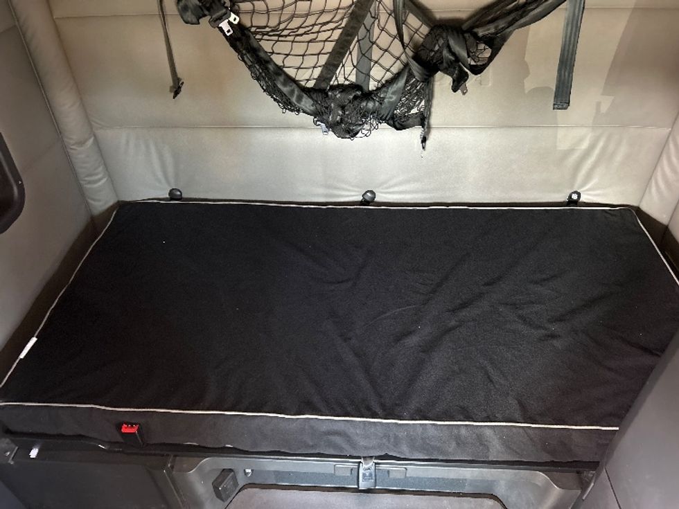 Sleeper Tractor-Heavy Duty Tractors-Freightliner-2021-T12664ST-Eau Claire-WI-566,485\n\t\tmiles-$ 57,250 - Image 17