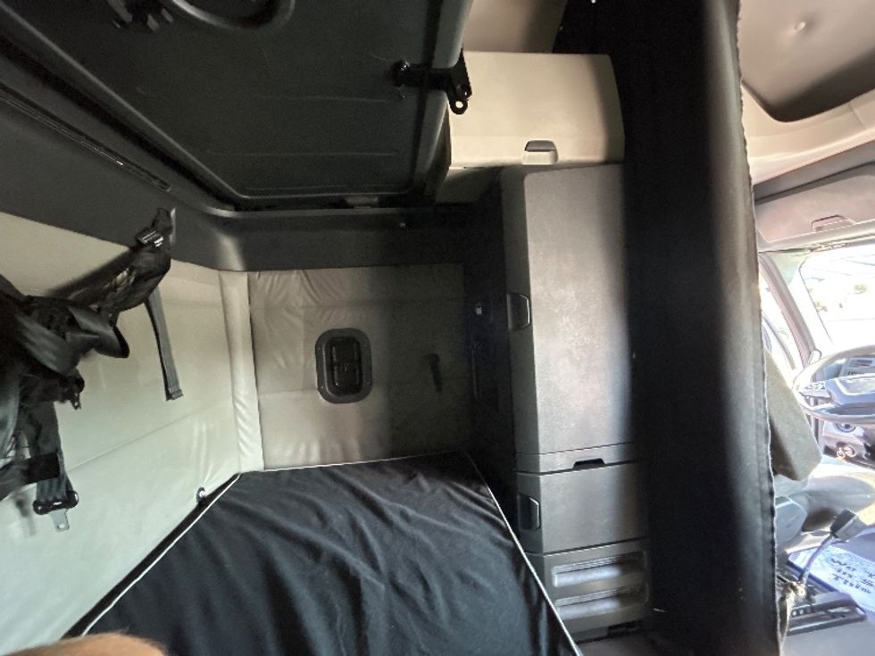 Sleeper Tractor-Heavy Duty Tractors-Freightliner-2021-T12664ST-Eau Claire-WI-566,485\n\t\tmiles-$ 57,250 - Image 18