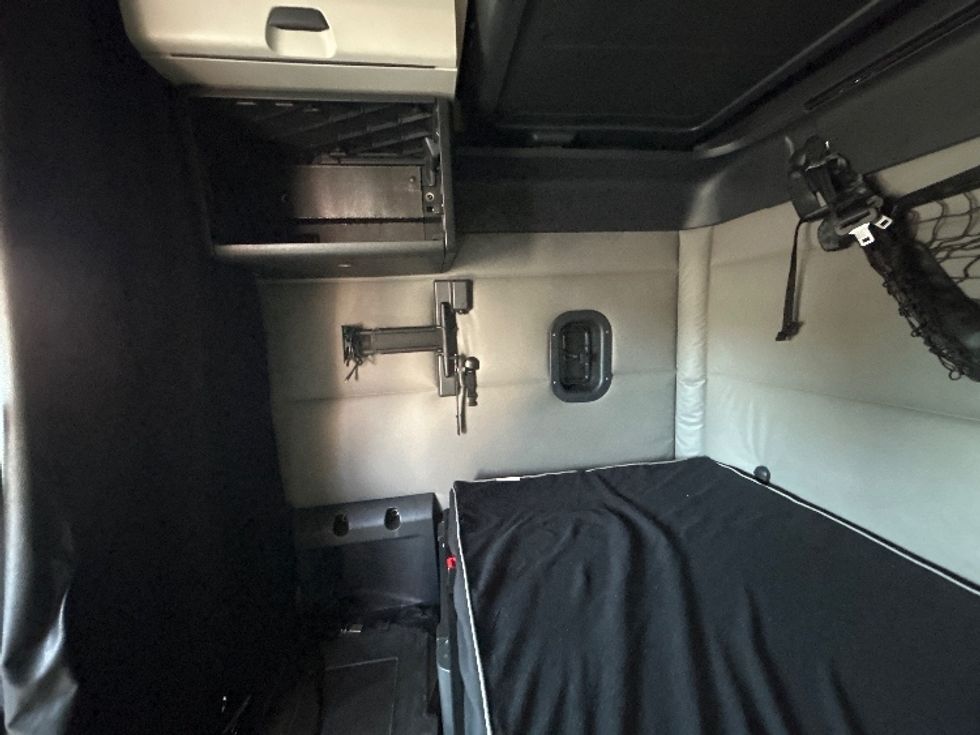 Sleeper Tractor-Heavy Duty Tractors-Freightliner-2021-T12664ST-Eau Claire-WI-566,485\n\t\tmiles-$ 57,250 - Image 19