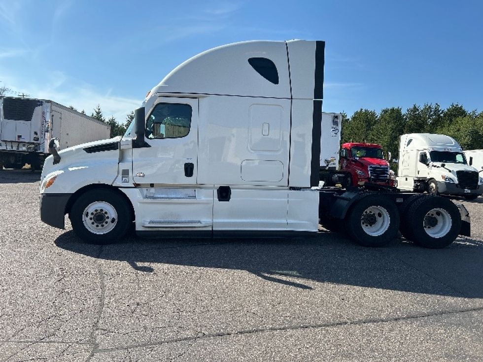 Sleeper Tractor-Heavy Duty Tractors-Freightliner-2021-T12664ST-Eau Claire-WI-566,485\n\t\tmiles-$ 57,250 - Image 4