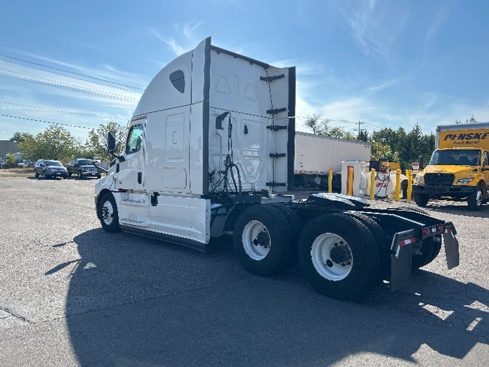 Sleeper Tractor-Heavy Duty Tractors-Freightliner-2021-T12664ST-Eau Claire-WI-566,485\n\t\tmiles-$ 57,250 - Image 5
