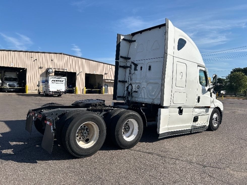 Sleeper Tractor-Heavy Duty Tractors-Freightliner-2021-T12664ST-Eau Claire-WI-566,485\n\t\tmiles-$ 57,250 - Image 7