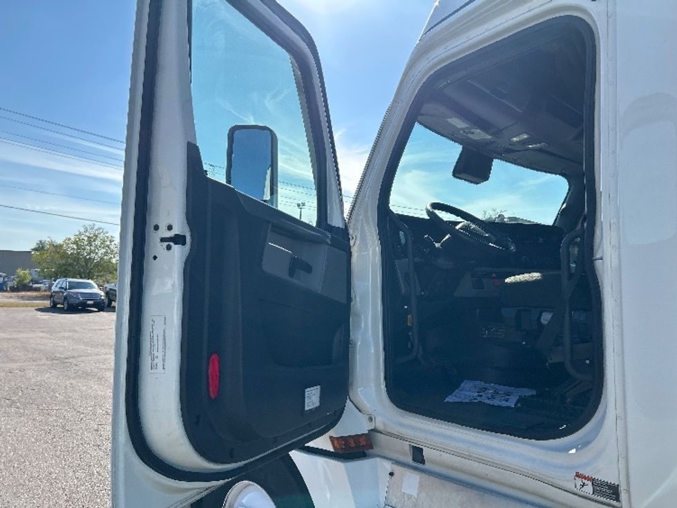 Sleeper Tractor-Heavy Duty Tractors-Freightliner-2021-T12664ST-Eau Claire-WI-566,485\n\t\tmiles-$ 57,250 - Image 9