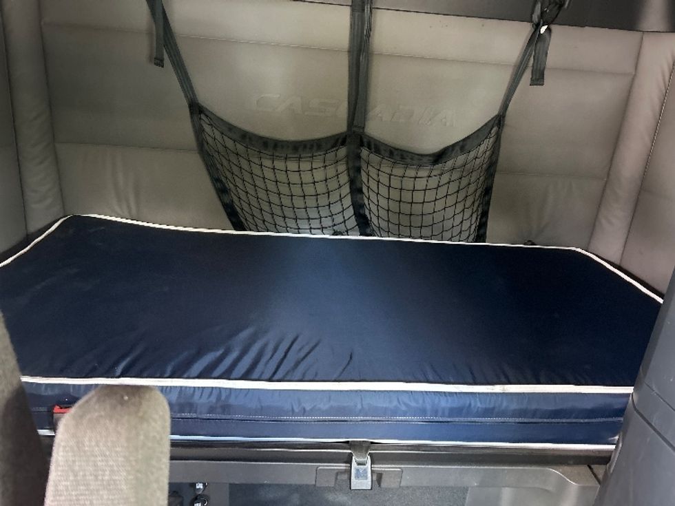 Sleeper Tractor-Heavy Duty Tractors-Freightliner-2021-T12664ST-Eau Claire-WI-642,578\n\t\tmiles-$ 56,000 - Image 17