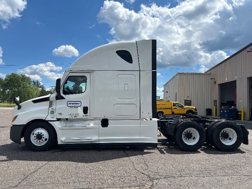 Sleeper Tractor-Heavy Duty Tractors-Freightliner-2021-T12664ST-Eau Claire-WI-642,578\n\t\tmiles-$ 56,000 - Image 4