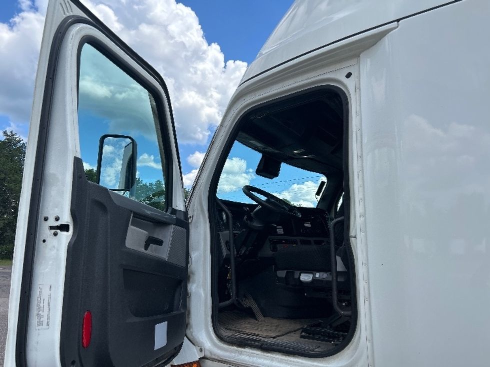 Sleeper Tractor-Heavy Duty Tractors-Freightliner-2021-T12664ST-Eau Claire-WI-642,578\n\t\tmiles-$ 56,000 - Image 9