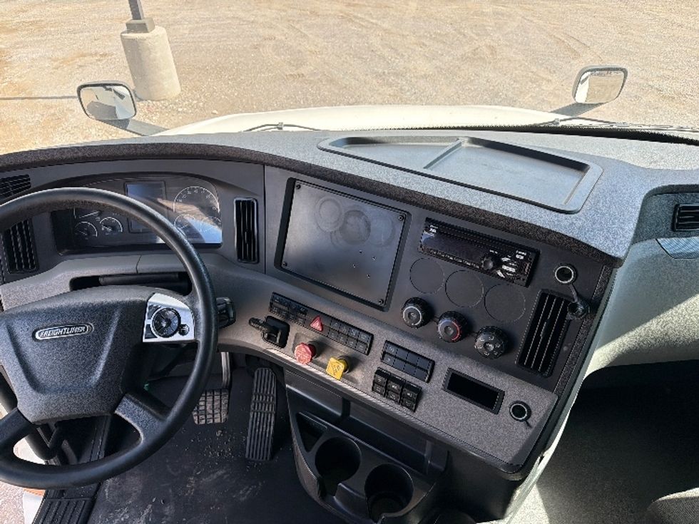 Sleeper Tractor-Heavy Duty Tractors-Freightliner-2021-T12664ST-El Paso-TX-394,436\n\t\tmiles-$ 81,750 - Image 12