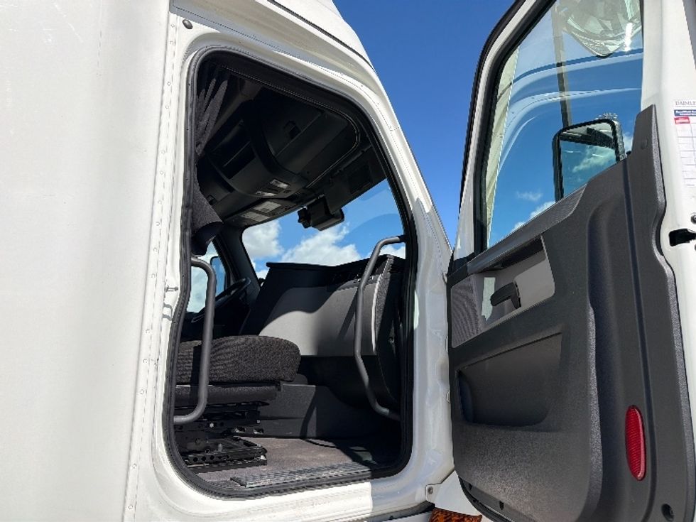 Sleeper Tractor-Heavy Duty Tractors-Freightliner-2021-T12664ST-El Paso-TX-394,436\n\t\tmiles-$ 81,750 - Image 13