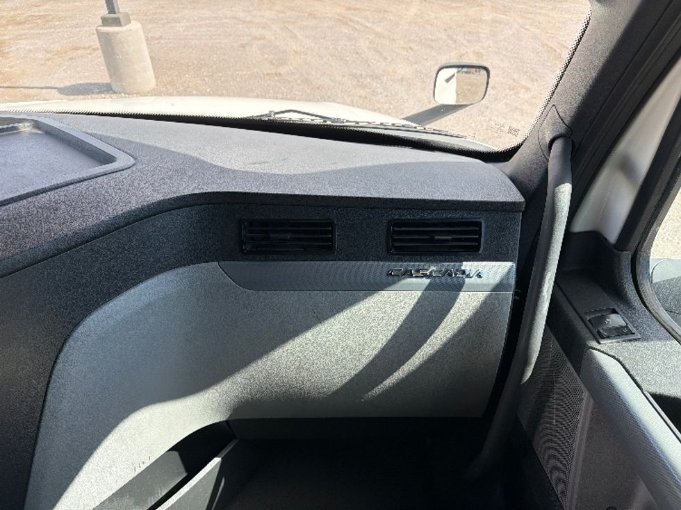 Sleeper Tractor-Heavy Duty Tractors-Freightliner-2021-T12664ST-El Paso-TX-394,436\n\t\tmiles-$ 81,750 - Image 14