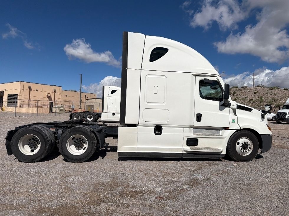 Sleeper Tractor-Heavy Duty Tractors-Freightliner-2021-T12664ST-El Paso-TX-394,436\n\t\tmiles-$ 81,750 - Image 8