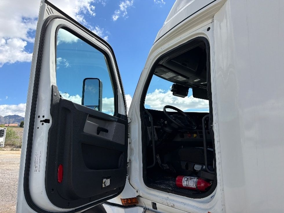 Sleeper Tractor-Heavy Duty Tractors-Freightliner-2021-T12664ST-El Paso-TX-394,436\n\t\tmiles-$ 81,750 - Image 9