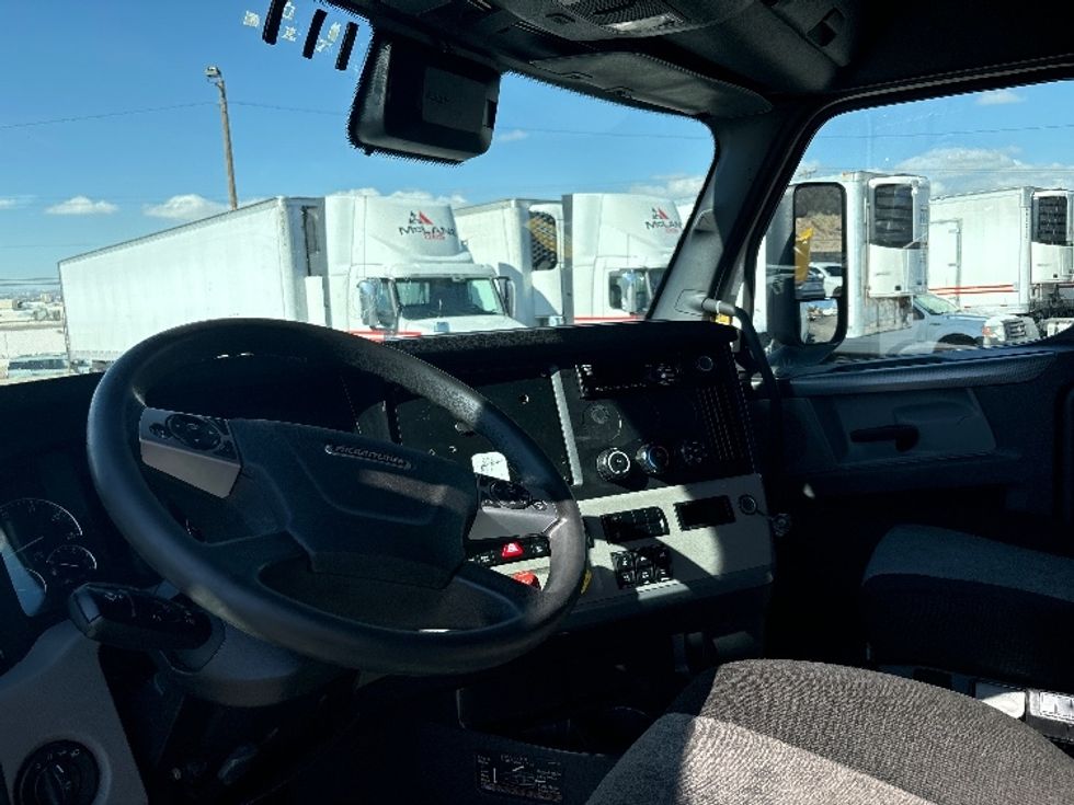 Sleeper Tractor-Heavy Duty Tractors-Freightliner-2021-T12664ST-El Paso-TX-488,605\n\t\tmiles-$ 78,000 - Image 10