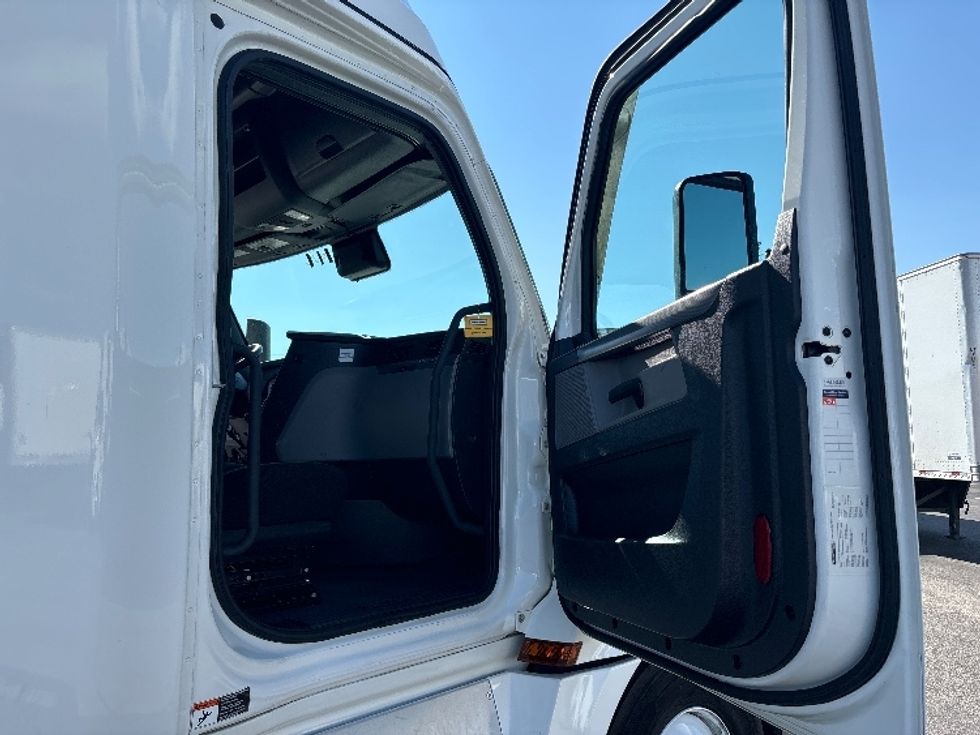 Sleeper Tractor-Heavy Duty Tractors-Freightliner-2021-T12664ST-El Paso-TX-488,605\n\t\tmiles-$ 78,000 - Image 13