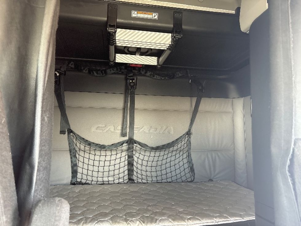 Sleeper Tractor-Heavy Duty Tractors-Freightliner-2021-T12664ST-El Paso-TX-488,605\n\t\tmiles-$ 78,000 - Image 16