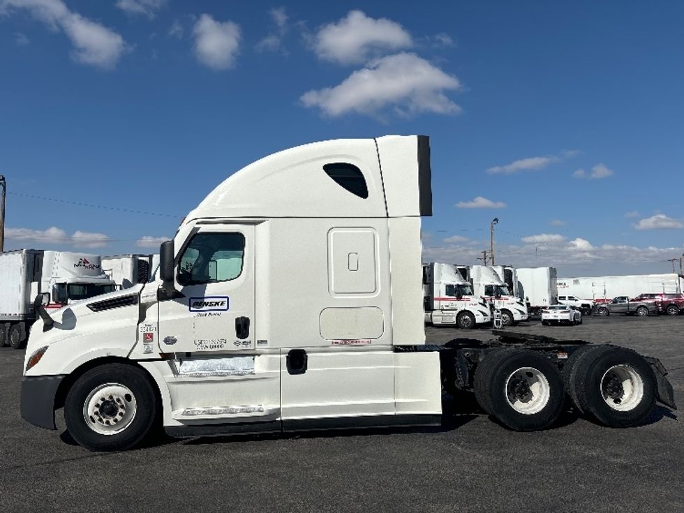 Sleeper Tractor-Heavy Duty Tractors-Freightliner-2021-T12664ST-El Paso-TX-488,605\n\t\tmiles-$ 78,000 - Image 4