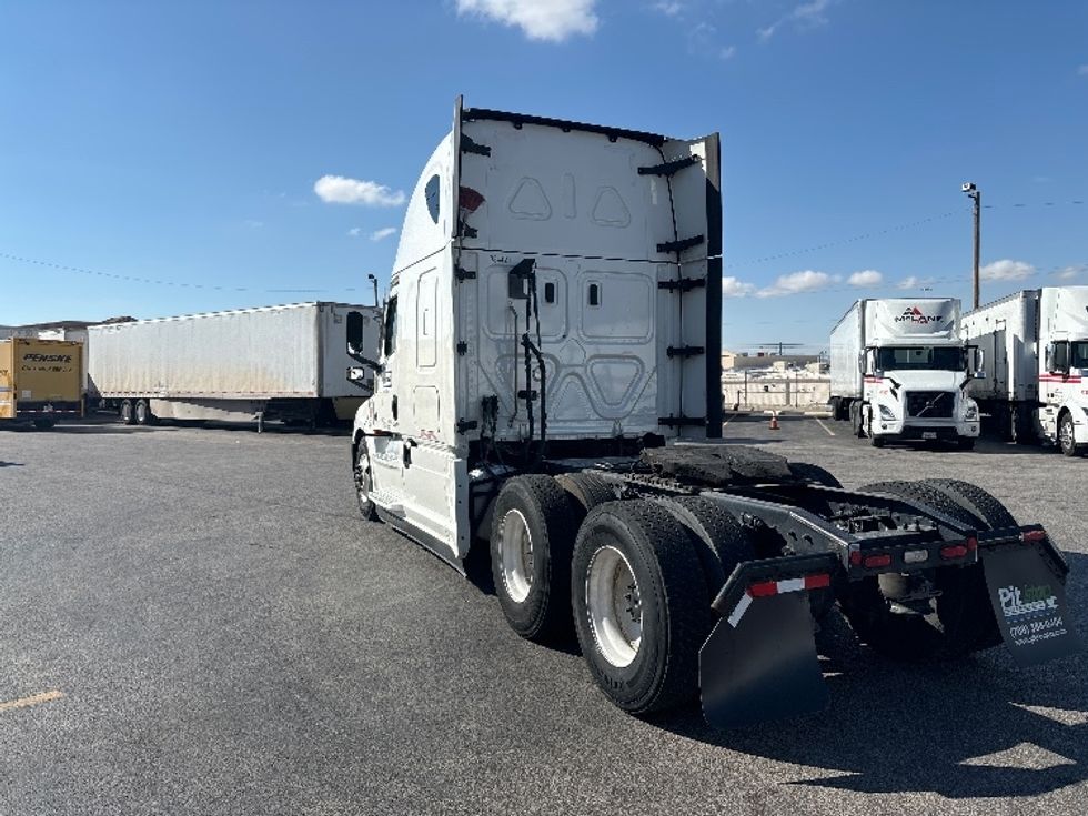 Sleeper Tractor-Heavy Duty Tractors-Freightliner-2021-T12664ST-El Paso-TX-488,605\n\t\tmiles-$ 78,000 - Image 5