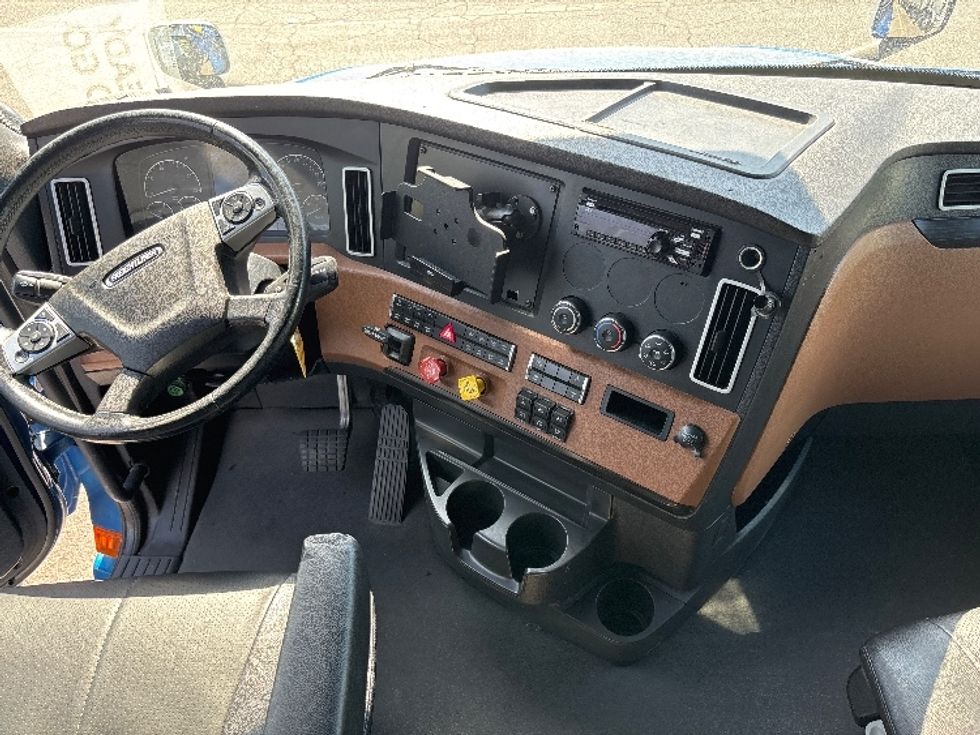 Sleeper Tractor-Heavy Duty Tractors-Freightliner-2021-T12664ST-El Paso-TX-521,289\n\t\tmiles-$ 60,500 - Image 12