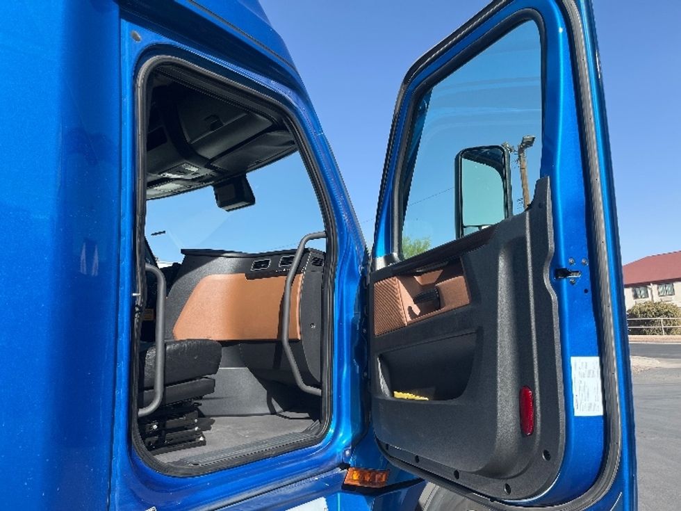 Sleeper Tractor-Heavy Duty Tractors-Freightliner-2021-T12664ST-El Paso-TX-521,289\n\t\tmiles-$ 60,500 - Image 13